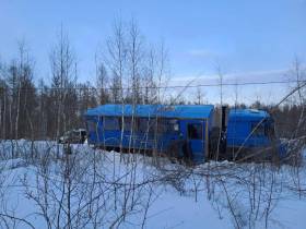 Женщина и ребенок пострадали при столкновении микроавтобуса с грузовиком в Якутии
