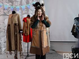 На фестивале «САТА-2023» в Нюрбе открылась выставка театральных эскизов и костюмов