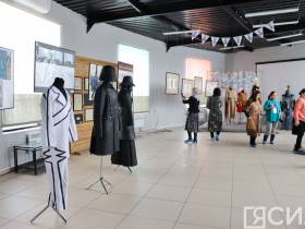 На фестивале «САТА-2023» в Нюрбе открылась выставка театральных эскизов и костюмов