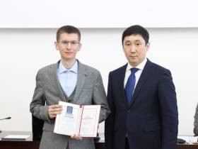 Студентам СВФУ вручили именные стипендии от «РИК Плюс»