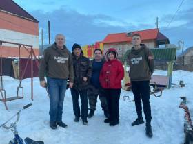 В Якутске упавший с крыши снег сломал козырёк подъезда