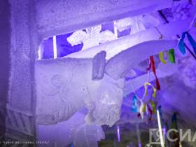 В «Царстве вечной мерзлоты» открыли ледовую композицию с серебряными украшениями