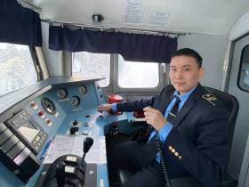 В России впервые отмечается День машиниста: сотрудники ЖДЯ о трудностях профессии