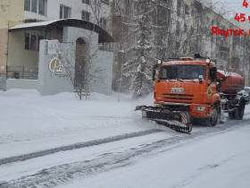 Порядка ста единиц спецтехники задействованы в уборке снега в Якутске