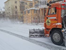 Порядка ста единиц спецтехники задействованы в уборке снега в Якутске