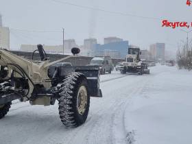 Порядка ста единиц спецтехники задействованы в уборке снега в Якутске
