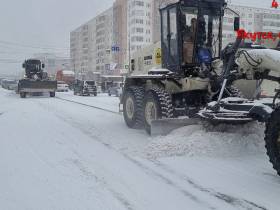 Порядка ста единиц спецтехники задействованы в уборке снега в Якутске