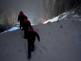 В Якутии спасатели оказали помощь водителям на месте схода снежной лавины