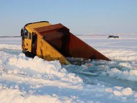 Фотофакт: самосвал провалился под лед в Нижнеколымском районе