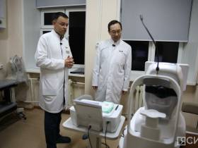 Глава Якутии ознакомился с работой нового оборудования в офтальмологической больнице