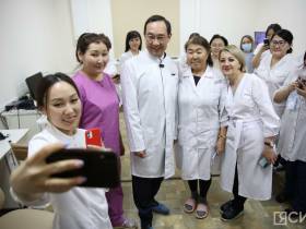 Глава Якутии ознакомился с работой нового оборудования в офтальмологической больнице