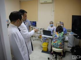 Глава Якутии ознакомился с работой нового оборудования в офтальмологической больнице
