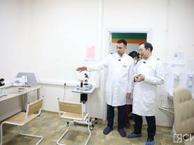 Глава Якутии ознакомился с работой нового оборудования в офтальмологической больнице