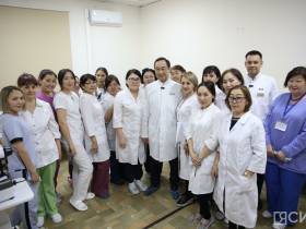 Глава Якутии ознакомился с работой нового оборудования в офтальмологической больнице