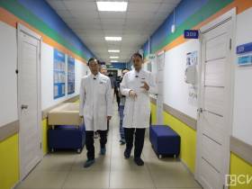 Глава Якутии ознакомился с работой нового оборудования в офтальмологической больнице