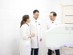 Глава Якутии ознакомился с работой нового оборудования в офтальмологической больнице