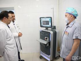 Глава Якутии ознакомился с работой нового оборудования в офтальмологической больнице