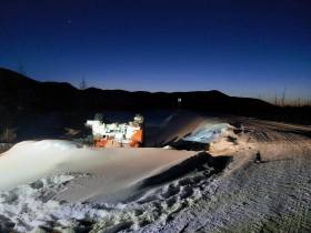 В Якутии на трассе перевернулся «КамАЗ». Пассажира насмерть прижало в кабине