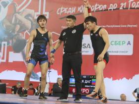 Лев Павлов сразится в полуфинале первенства России по вольной борьбе в Якутске