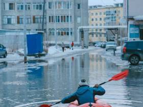 Фотофакт: житель Якутска плавает на резиновой лодке по двору