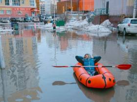 Фотофакт: житель Якутска плавает на резиновой лодке по двору