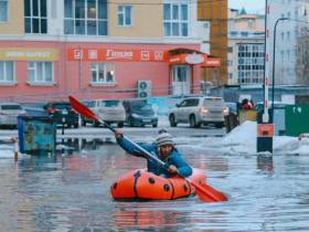 Фотофакт: житель Якутска плавает на резиновой лодке по двору