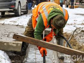Дмитрий Садовников поручил усилить работу по откачке талых вод в Якутске