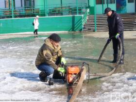 Айсен Николаев поручил усилить уборку территорий школ и детских садов Якутска от снега и талых вод