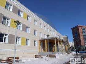 Айсен Николаев поручил усилить уборку территорий школ и детских садов Якутска от снега и талых вод