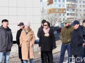 Айсен Николаев поручил усилить уборку территорий школ и детских садов Якутска от снега и талых вод