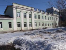 Айсен Николаев поручил усилить уборку территорий школ и детских садов Якутска от снега и талых вод