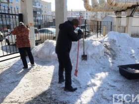 Айсен Николаев поручил усилить уборку территорий школ и детских садов Якутска от снега и талых вод