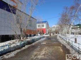 Айсен Николаев поручил усилить уборку территорий школ и детских садов Якутска от снега и талых вод