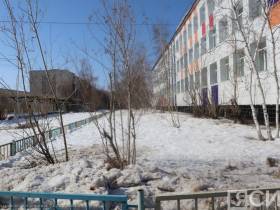 Айсен Николаев поручил усилить уборку территорий школ и детских садов Якутска от снега и талых вод