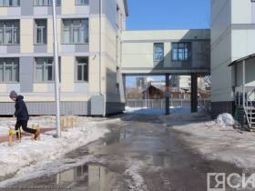 Айсен Николаев поручил усилить уборку территорий школ и детских садов Якутска от снега и талых вод