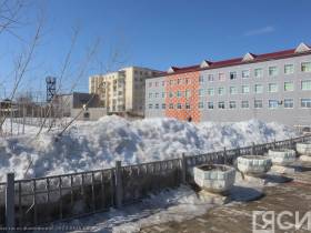 Айсен Николаев поручил усилить уборку территорий школ и детских садов Якутска от снега и талых вод