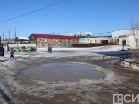 Айсен Николаев поручил усилить уборку территорий школ и детских садов Якутска от снега и талых вод