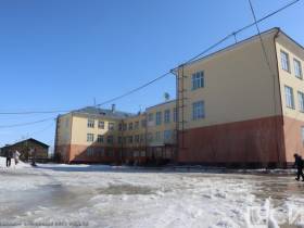 Айсен Николаев поручил усилить уборку территорий школ и детских садов Якутска от снега и талых вод