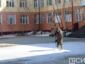 Айсен Николаев поручил усилить уборку территорий школ и детских садов Якутска от снега и талых вод