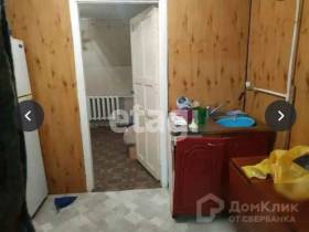 Волны на полу и ободранные обои: как выглядят самые бюджетные квартиры в Якутске