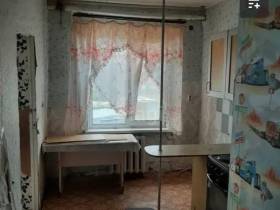 Волны на полу и ободранные обои: как выглядят самые бюджетные квартиры в Якутске