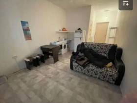 Волны на полу и ободранные обои: как выглядят самые бюджетные квартиры в Якутске