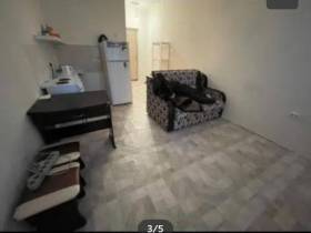 Волны на полу и ободранные обои: как выглядят самые бюджетные квартиры в Якутске