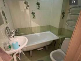 Волны на полу и ободранные обои: как выглядят самые бюджетные квартиры в Якутске