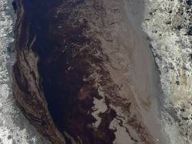 Нефтепродукты попали в реку Анкудинку в Среднеколымском районе Якутии