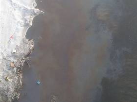 Нефтепродукты попали в реку Анкудинку в Среднеколымском районе Якутии