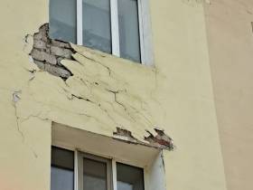 В Якутске с фасада жилого дома по проспекту Ленина обрушились кирпичи