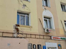 В Якутске с фасада жилого дома по проспекту Ленина обрушились кирпичи