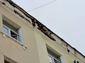 В Якутске с фасада жилого дома по проспекту Ленина обрушились кирпичи