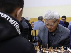 В Якутске провели матч-турнир поколений по шахматам и шашкам на призы ветерана Наума Слепцова